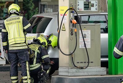 Gasaustritt an HEM Tankstelle in Glösa - Vor dem Eintreffen der Einsatzkräfte hatte das Personal der Tankstelle bereits evakuiert und sämtliche Tanksäulen abgeschaltet. Foto: Harry Härtel