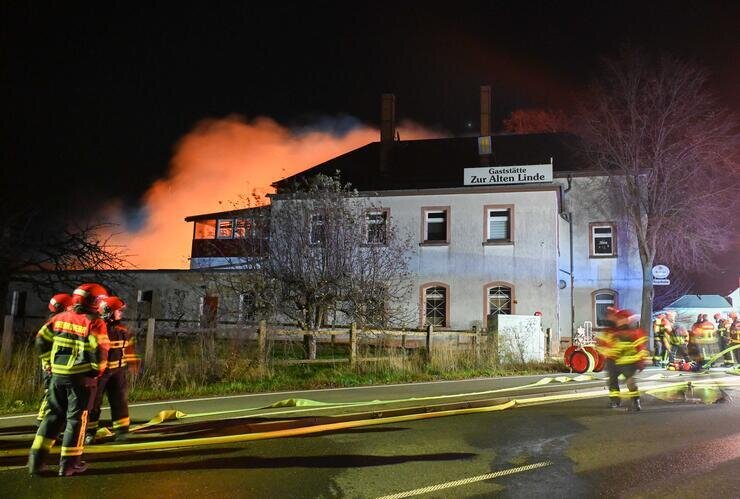 Gasthofbrand in Mittelsachsen: Feuerwehr im Großeinsatz - Feuerwehrleute im Großeinsatz: Mit Atemschutz und Drehleiter kämpften die Einsatzkräfte gegen die Flammen, die durch starken Wind immer wieder aufgefacht wurden.