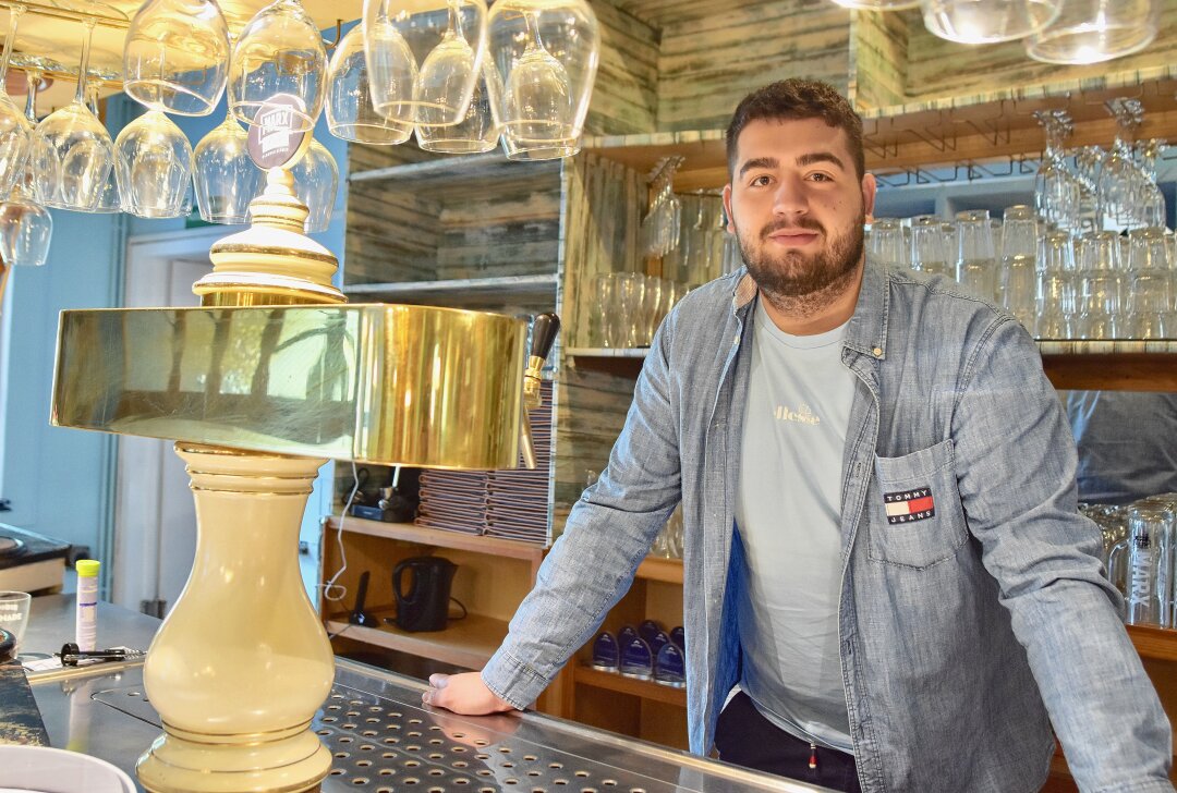 Gaststätte des Gartenvereins "Lug ins Land" hat wieder geöffnet - Alex-Ovidiu Zaharia serviert griechische Speisen im Flemminggebiet. Foto: Steffi Hofmann