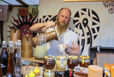 Gaumenfreuden und mehr beim Mittelaltermarkt auf Burg Mylau - Jiri Barton bot feine Spezialitäten aus Honig an, auch herrlich Erfrischendes. Foto: Simone Zeh