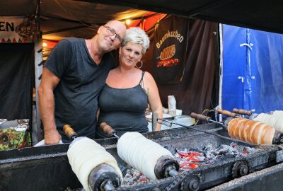 Gaumenfreuden und mehr beim Mittelaltermarkt auf Burg Mylau - Gabriela und Thomas Csernus zeigen ihre beliebten Baumkuchen, die über dem Feuer gebacken werden. Foto: Simone Zeh