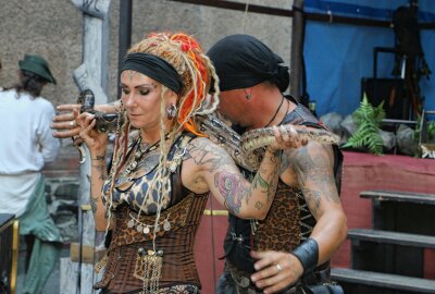 Gaumenfreuden und mehr beim Mittelaltermarkt auf Burg Mylau - Schlangenfrau und Feuerkunst. Foto: Simone Zeh