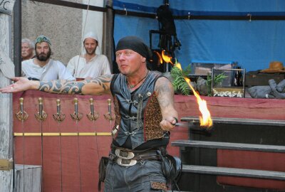 Gaumenfreuden und mehr beim Mittelaltermarkt auf Burg Mylau - Schlangenfrau und Feuerkunst. Foto: Simone Zeh