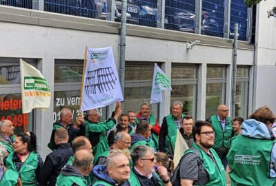 GDL-Chef Weselsky kündigt unbefristeten City-Bahn Streik in Chemnitz an: Ersatzbusse über Pfingsten - Auf dem Bahnhofplatz vor dem Chemnitzer Hauptbahnhof gibt es eine Demonstration der GDL. Foto: Harry Härtel