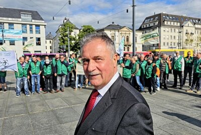 GDL-Chef Weselsky kündigt unbefristeten City-Bahn Streik in Chemnitz an: Ersatzbusse über Pfingsten - Auch der Bundesvorsitzende der Gewerkschaft Deutscher Lokomotivführer Claus Weselsky spricht bei der Demo. Foto: Harry Härtel