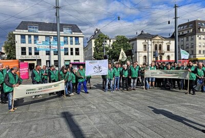 GDL-Chef Weselsky kündigt unbefristeten City-Bahn Streik in Chemnitz an: Ersatzbusse über Pfingsten - Auch Bundesvorsitzender der Gewerkschaft Deutscher Lokomotivführer Claus Weselsky ist vor Ort. Foto: Harry Härtel