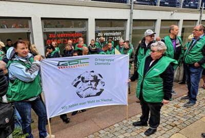 GDL-Chef Weselsky kündigt unbefristeten City-Bahn Streik in Chemnitz an: Ersatzbusse über Pfingsten - Auf dem Bahnhofplatz vor dem Chemnitzer Hauptbahnhof gibt es eine Demonstration der GDL. Foto: Harry Härtel