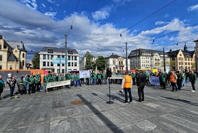 GDL-Chef Weselsky kündigt unbefristeten City-Bahn Streik in Chemnitz an: Ersatzbusse über Pfingsten - Auf dem Bahnhofplatz vor dem Chemnitzer Hauptbahnhof gibt es eine Demonstration der GDL. Foto: Harry Härtel