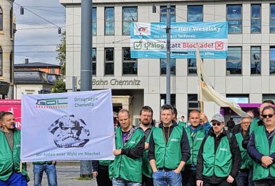 GDL-Chef Weselsky kündigt unbefristeten City-Bahn Streik in Chemnitz an: Ersatzbusse über Pfingsten - Auf dem Bahnhofplatz vor dem Chemnitzer Hauptbahnhof gibt es eine Demonstration der GDL. Foto: Harry Härtel