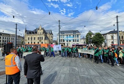 GDL-Chef Weselsky kündigt unbefristeten City-Bahn Streik in Chemnitz an: Ersatzbusse über Pfingsten - Auf dem Bahnhofplatz vor dem Chemnitzer Hauptbahnhof gibt es eine Demonstration der GDL. Foto: Harry Härtel