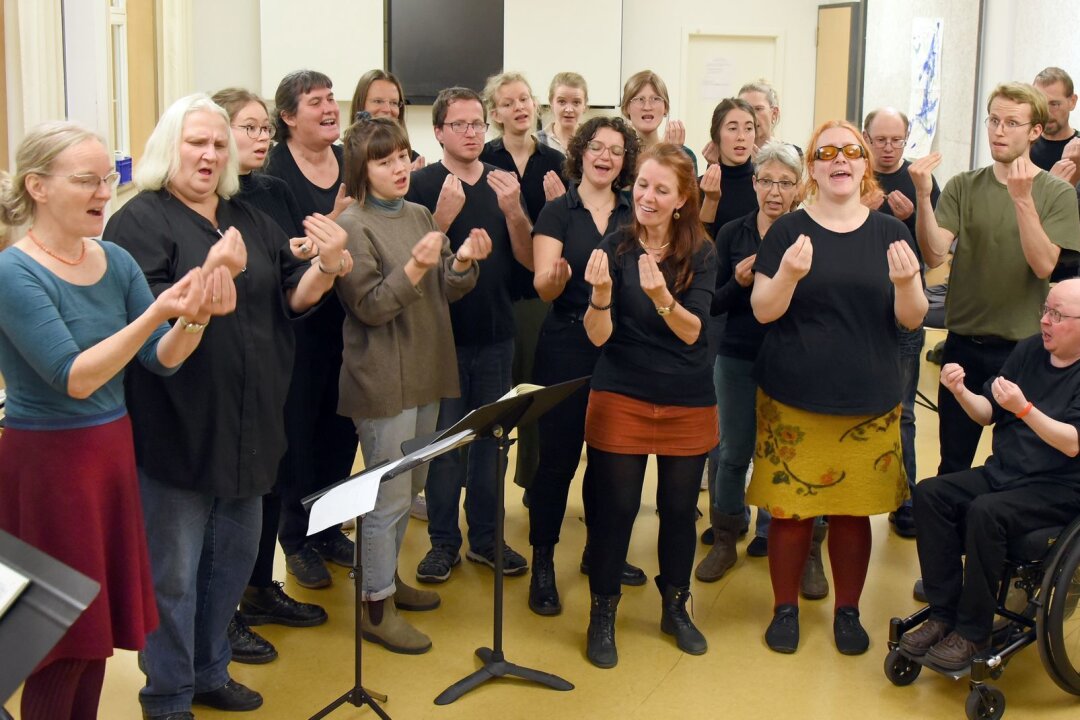 Gebärdenchor bereitet sich auf Weihnachtsoratorium vor - Der Leipziger Gebärdenchor "Sing&Sign" probt einmal die Woche.