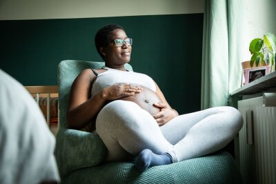 Geborgenheit für Gebärende: Was macht eine Doula? - Auch vor der Geburt treffen sich Doulas mit der Schwangeren und ihrem Partner, um Wünsche und Vorstellungen zur Geburt zu besprechen.