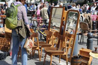 Gebrauchte Möbel kaufen: So machen Sie einen guten Fang - Der Vorteil auf dem Flohmarkt: Sie können sich das Möbelstück direkt ansehen - und oft auch den Preis verhandeln.