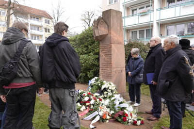 Gedenken an die Opfer der Pogromnacht: Eine ehrende Veranstaltung in Chemnitz - Gedenkveranstaltung am Stephansplatz: Erinnern an die Pogromnacht.