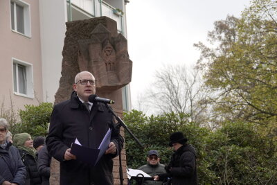 Gedenken an die Opfer der Pogromnacht: Eine ehrende Veranstaltung in Chemnitz - Kranzniederlegung an der Stele: Ein Zeichen des Gedenkens.