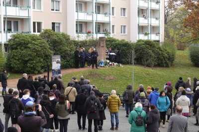 Gedenken an die Opfer der Pogromnacht: Eine ehrende Veranstaltung in Chemnitz - Kranzniederlegung an der Stele: Ein Zeichen des Gedenkens.