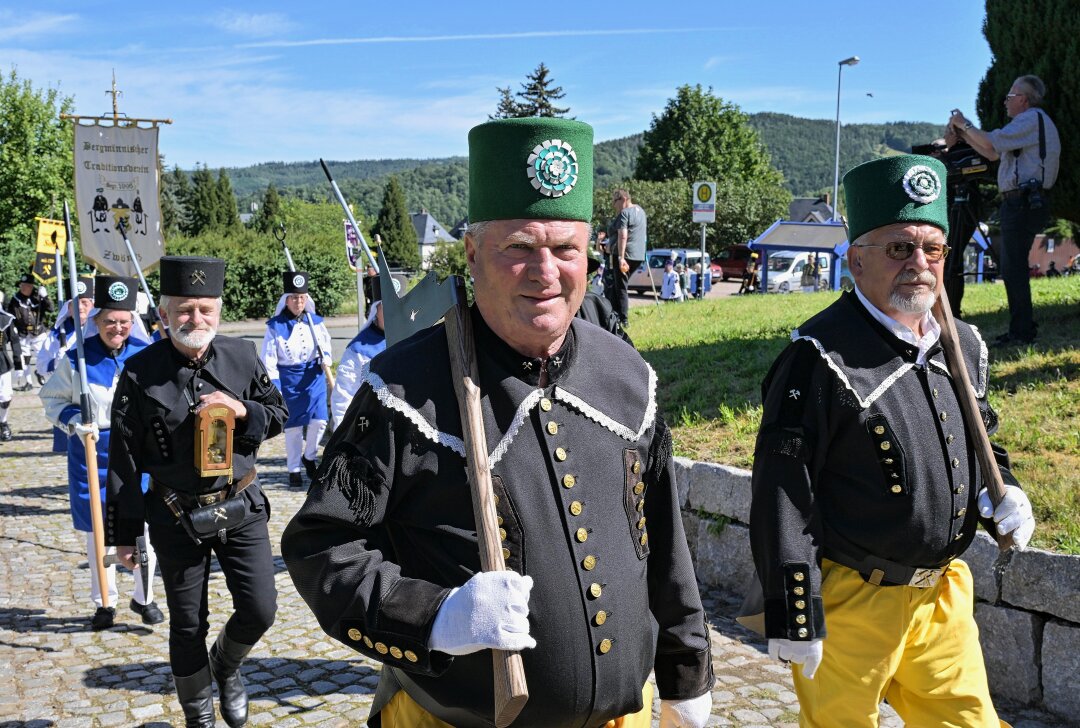 Gedenken zum Bergmannstag in Bad Schlema - Zum Bergmannstag in Bad Schlema gehört traditionell die Gedenkveranstaltung am Ehrenhain. Foto: Ralf Wendland