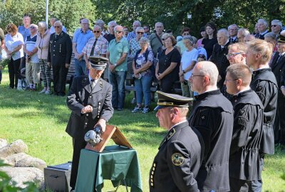 Gedenken zum Bergmannstag in Bad Schlema - Zum Bergmannstag in Bad Schlema gehört traditionell die Gedenkveranstaltung am Ehrenhain. Foto: Ralf Wendland