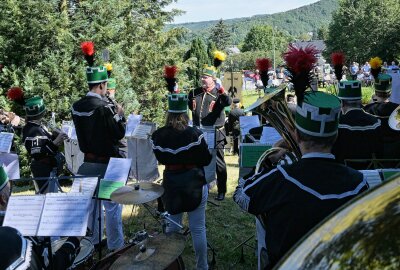 Gedenken zum Bergmannstag in Bad Schlema - Das Bergmannsblasorchester Aue-Bad Schlema hat bei der Gedenkveranstaltung am Ehrenhain gespielt. Foto: Ralf Wendland