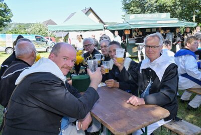 Gedenken zum Bergmannstag in Bad Schlema - Erstmalig ist Bergbier ausgeschenkt worden. Foto: Ralf Wendland