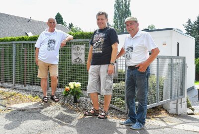 Gedenkfeier für Bill Ivy - Werner Reiß, Peter Männel und Paul Wolf (v. l. n. r.) gedachten dem 1969 tödlich verunglückten Rennfahrer auch in diesem Jahr. Foto: Thorsten Horn