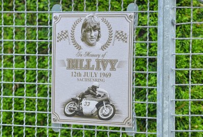 Gedenkfeier für Bill Ivy - Seit 2019 ziert die Gedenktafel den alten Sachsenring. Foto: Thorsten Horn