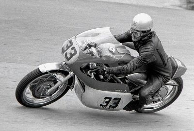 Gedenkfeier für Bill Ivy - Bill Ivy auf einer seiner letzten Runden auf dem Sachsenring, hier allerdings mit der 500er-Jawa. Foto: Günter Geyler / motoarchive.com