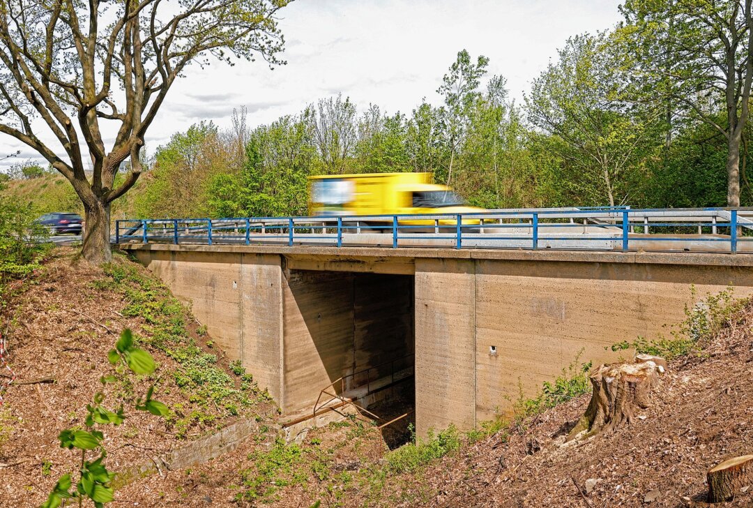 Geduld für Autofahrer gefragt: Weitere Baumaßnahmen in der Region - Diese Brücke auf der Lobsdorfer Straße soll zurückgebaut werden. Foto: Markus Pfeifer