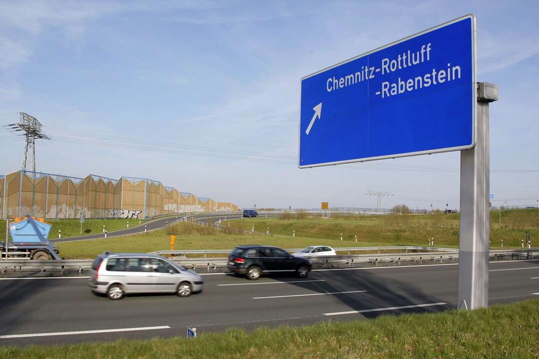 Gefährlicher Vorfall auf der A72: Unbekannte werfen Gegenstand von Brücke auf PKW - Wegen des gefährlichen Eingriffs in den Straßenverkehr, ermittelt die Polizei nun gegen die Jugendlichen. Foto: Harry Härtel