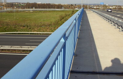 Gefährlicher Vorfall auf der A72: Unbekannte werfen Gegenstand von Brücke auf PKW - Wegen des gefährlichen Eingriffs in den Straßenverkehr, ermittelt die Polizei nun gegen die Jugendlichen. Foto: Harry Härtel