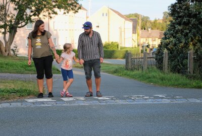 Gefahr auf dem Schulweg: Eltern im Vogtland fordern Zebrastreifen - Erstklässlerin Milla mit ihren Eltern Anna und Mario Pietsch. Foto: Simone Zeh