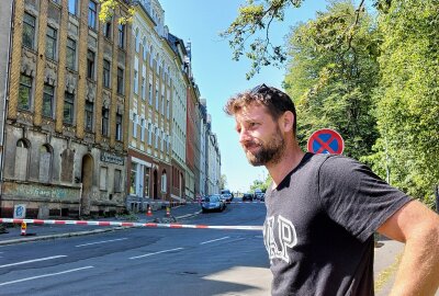 Gefahr in Plauen: Anwohner kommen mit Schrecken davon - Ladislav Brykner ist fassungslos. Jeden Tag haben er und seine Familie sowie alle anderen Anwohner diesen Fußweg benutzt. Foto: Karsten Repert