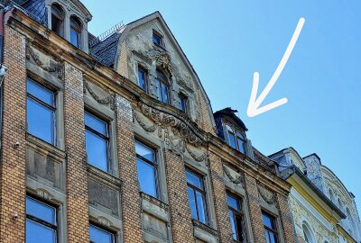 Gefahr in Plauen: Anwohner kommen mit Schrecken davon - Ein Teil der Fassade ist in Plauen an einem Wohnhaus abgestürzt. Foto: Karsten Repert