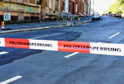 Gefahr in Plauen: Anwohner kommen mit Schrecken davon - Ein Teil der Fassade ist in Plauen an einem Wohnhaus abgestürzt. Foto: Karsten Repert