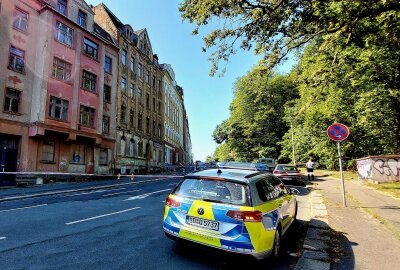 Gefahr in Plauen: Anwohner kommen mit Schrecken davon - Ein Teil der Fassade ist in Plauen an einem Wohnhaus abgestürzt. Foto: Karsten Repert