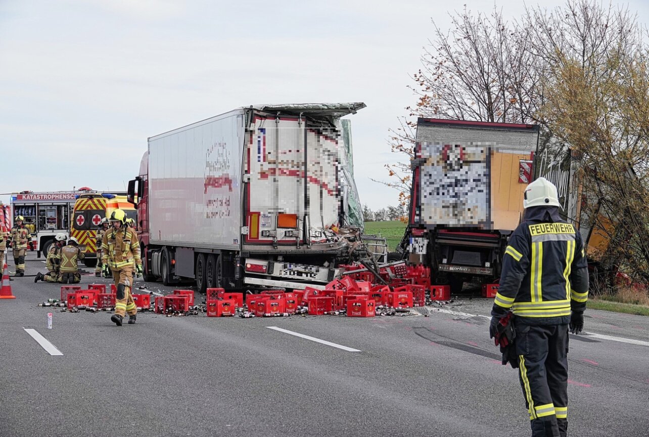 Gefahrgut-Unfall Auf Der A4: Sattelzüge Kollidieren Am Stauende