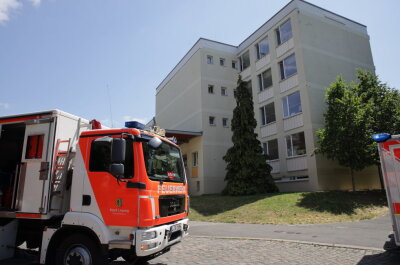 Gefahrguteinsatz an Leipziger Schule: Rettungswagen bringt zwei Schüler in Klinik - Am Mittag wurde die Leipziger Feuerwehr zu einer Schule in der Straße Czemarks Garten im Leipziger Osten gerufen. Foto: Christian Grube 