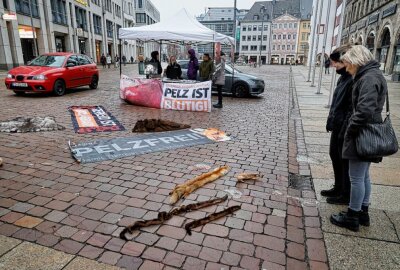 Gegen das Töten von Pelztieren: Tierschutzaktion auf dem Markt - Proteste gegen das Töten von Pelztieren. Foto: Harry Haertel