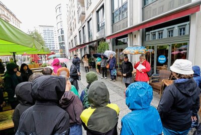 Gegen das Vergessen: Gedenkveranstaltung für Opfer des Holocaust in Chemnitz -  Auch Schüler der Chemnitzer Montessori-Schule nahmen an der Gedenkveranstaltung teil. Foto: Harry Härtel