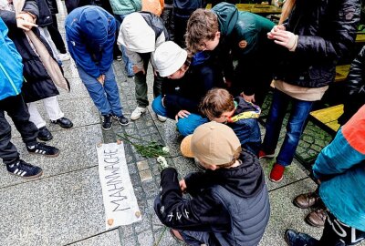 Gegen das Vergessen: Gedenkveranstaltung für Opfer des Holocaust in Chemnitz - Auch Schüler der Chemnitzer Montessori-Schule nahmen an der Gedenkveranstaltung teil. Foto: Harry Härtel