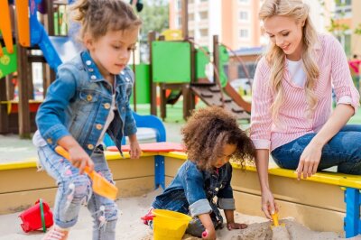 Gehören Sie zu den Helikopter-Eltern? Diese 10 Gründe sprechen dafür! - Kommt Ihnen das nicht komisch vor? Sie sitzen als einzige Mutter mit Schaufel und Eimerchen im Sandkasten, anstatt daneben auf der Parkbank?