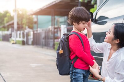 Gehören Sie zu den Helikopter-Eltern? Diese 10 Gründe sprechen dafür! - Die Schule ist nicht weit weg und gut mit dem Fahrrad zu erreichen, trotzdem fahren Sie Ihr Kind jeden Tag mit dem Auto dort hin?