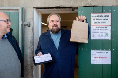 "Geiles Gefühl" - Anbauverein gibt erstmals Cannabis aus - Michael Jaskulewicz ist das erste Mitglied des Cannabis Social Clubs Ganderkesee, der legal Cannabis erwirbt.