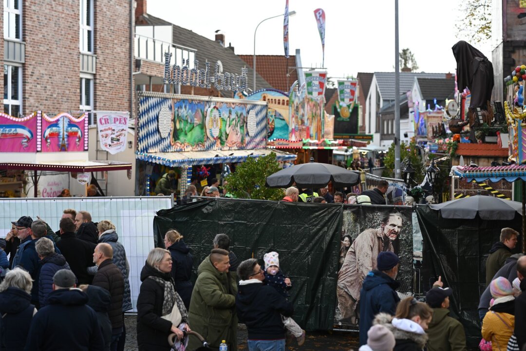 Geisterbahn in Ostfriesland brennt - viele Verletzte - Auf dem Gallimarkt, Ostfrieslands größtem Volksfest, ist eine Geisterbahn in Brand geraten. Fünf Menschen wurden verletzt.