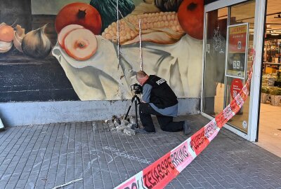 Geldautomat vor Supermarkt gestohlen: Unbekannte Täter reißen Gerät aus Verankerung - Wie genau die Täter vorgingen und welche Hilfsmittel sie verwendeten, ist derzeit noch unklar. Die Spurensicherung ist seit den frühen Morgenstunden aktiv und untersucht den Tatort intensiv. Foto: xcitepress/anke brod