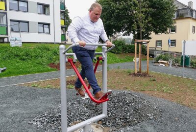 Gelenau lockt mit einem Fitnessstudio besonderer Art - Bürgermeister Knut Shreiter hat die Fitnessgeräte bereits ausprobiert. Foto: Andreas Bauer