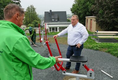 Gelenau lockt mit einem Fitnessstudio besonderer Art - Mit dem Landschaftsbau-Unternehmen, das den Pfad gebaut hat, nimmt der Bürgermeister das Angebot unter die Lupe. Foto: Andreas Bauer