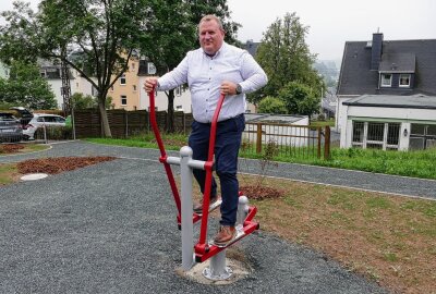 Gelenau lockt mit einem Fitnessstudio besonderer Art - Auch dieses Gerät war zu verlockend, um es nicht auszuprobieren. Foto: Andreas Bauer