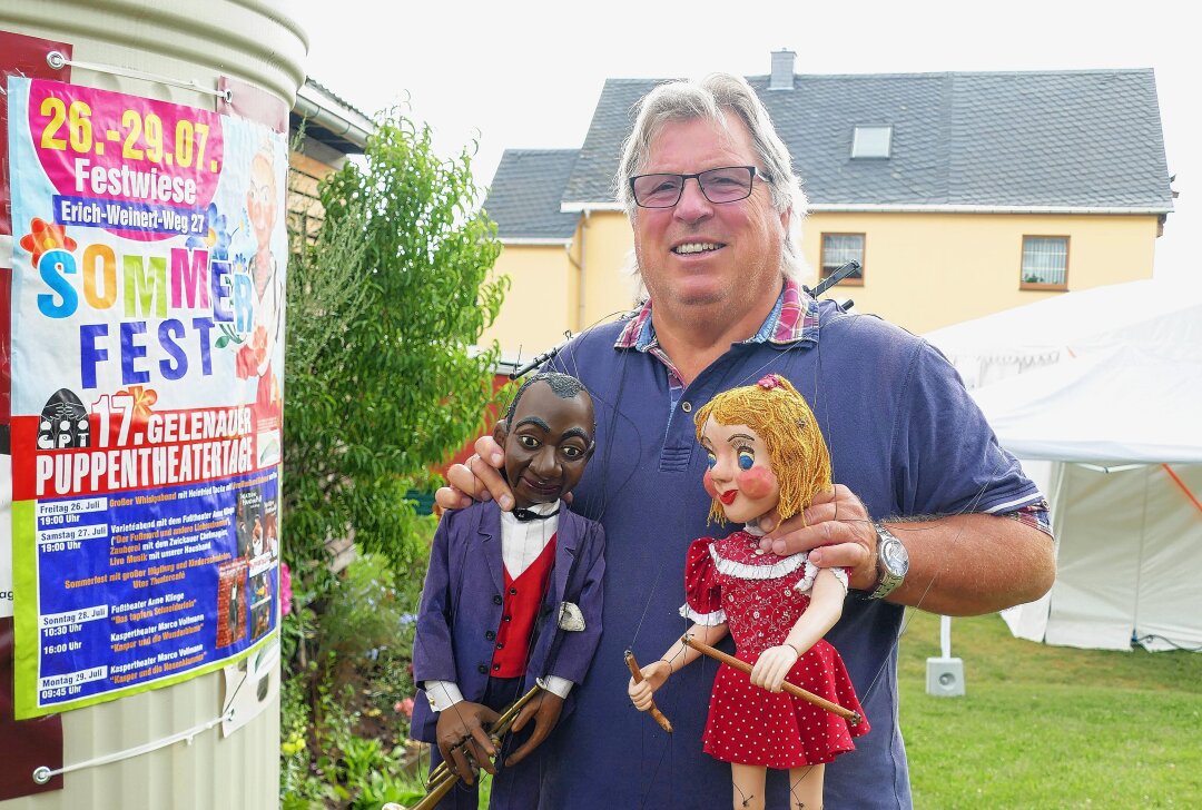 Gelenauer Garten wird zur Bühne eines Fußtheaters - In seinem Garten hat Frank Hübner ein großes Festzelt aufgebaut, in dem sich die Bühne für die 17. Gelenauer Puppentheatertage befindet. Foto: Andreas Bauer