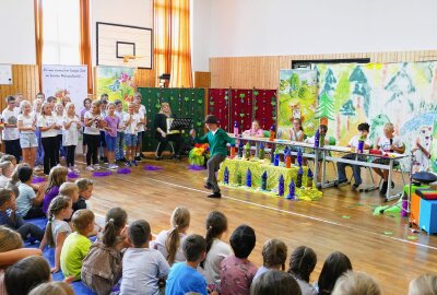 Gelenauer Grundschüler beeindrucken mit einem Erzgebirgsmusical - Aufgeführt wurde das Erzgebirgsmusical in der Turnhalle der Gelenauer Grundschule. Foto: Andreas Bauer